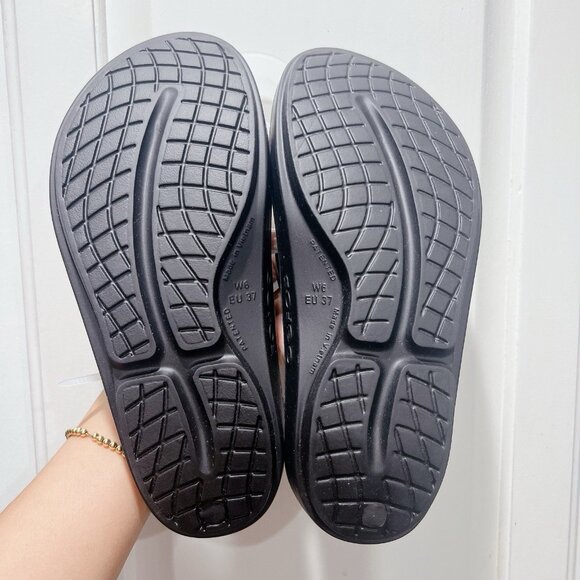 OOFOS OOlala Flip Flop Waterproof Thong Black Womens Size US 6/ EU 37 - Picture 8 of 9